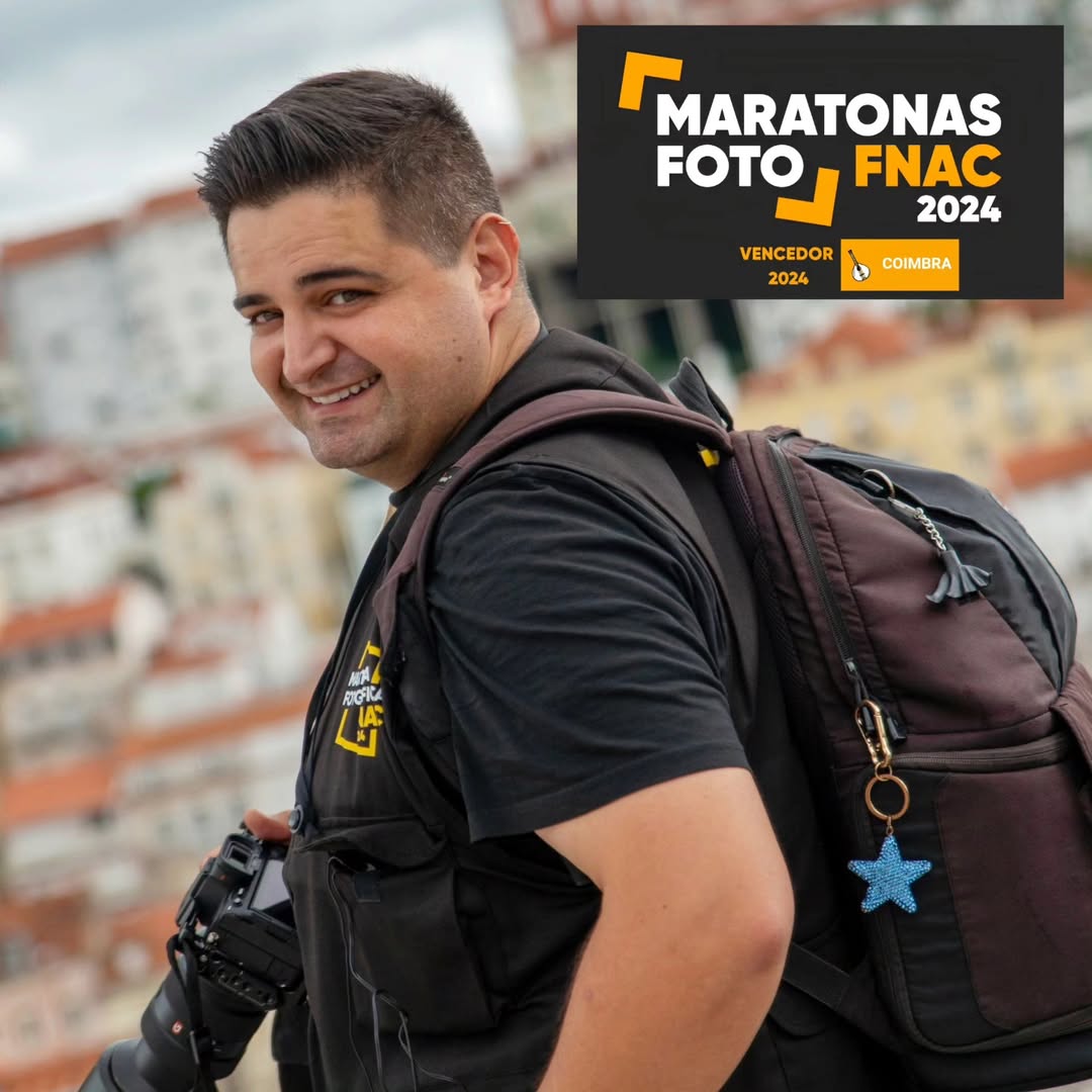 Tiago Nogueira Miró com a câmara ao ombro, vencedor da Maratona Fotográfica FNAC Coimbra 2024